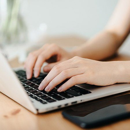 woman-using-laptop-on-office-desk-800x450